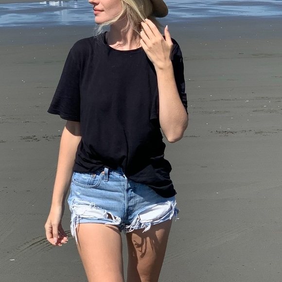 Levis 501 Distressed Shorts 24 - Picture 4 of 8